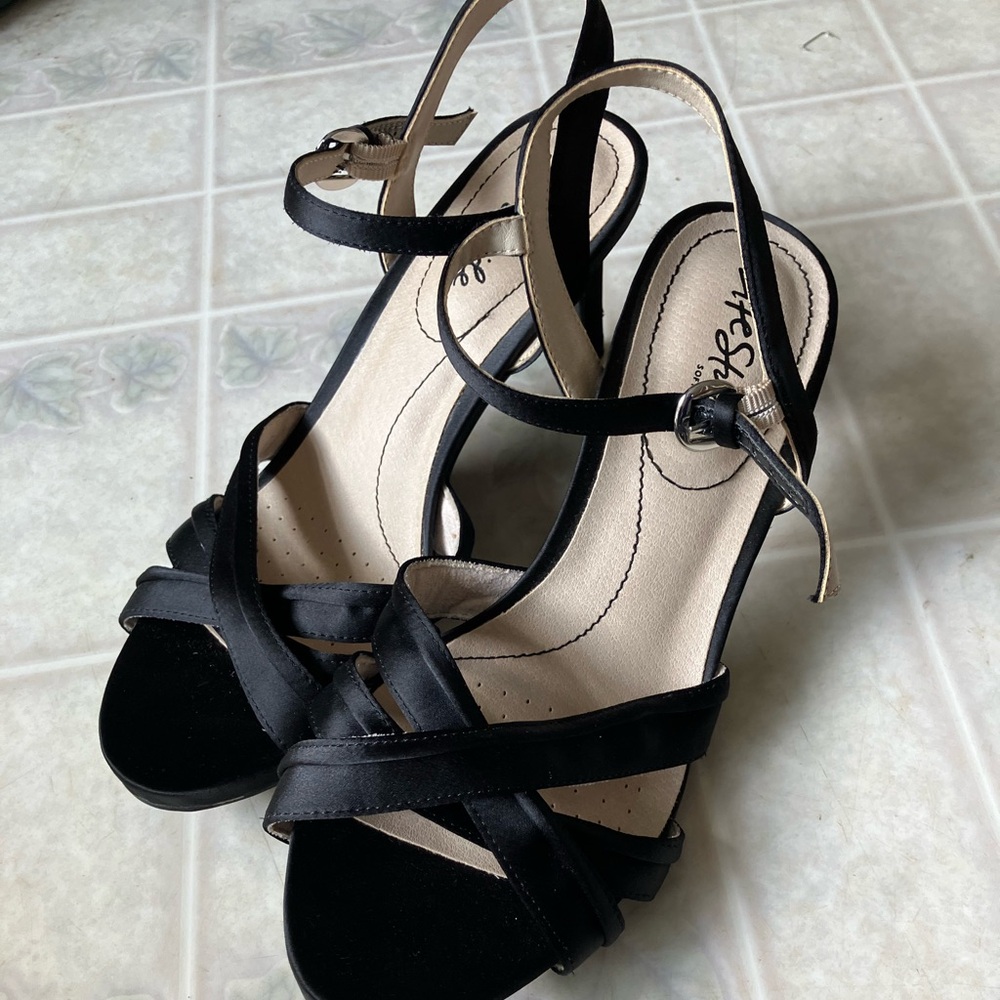 Life Stride Black Fabric Maebree Wide strappy Sandlals